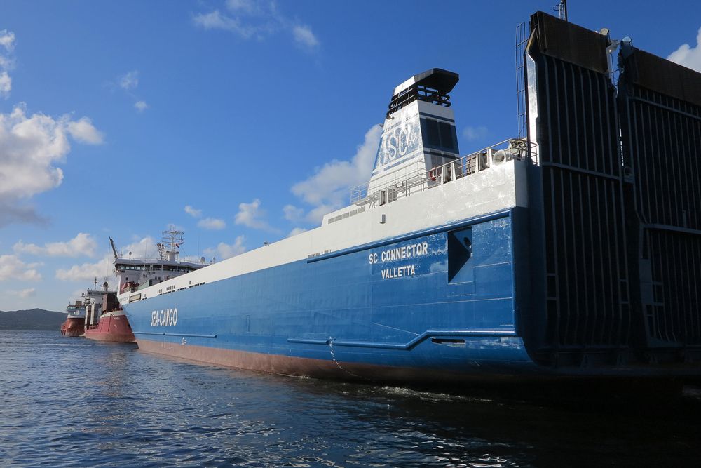 Sea-Cargo Connector til kai i Bergen. Der ligger kabelen klar. Det som mangler er avtale med nettselskapet, trommel med plugg og en ombygging med tavler og batterier.