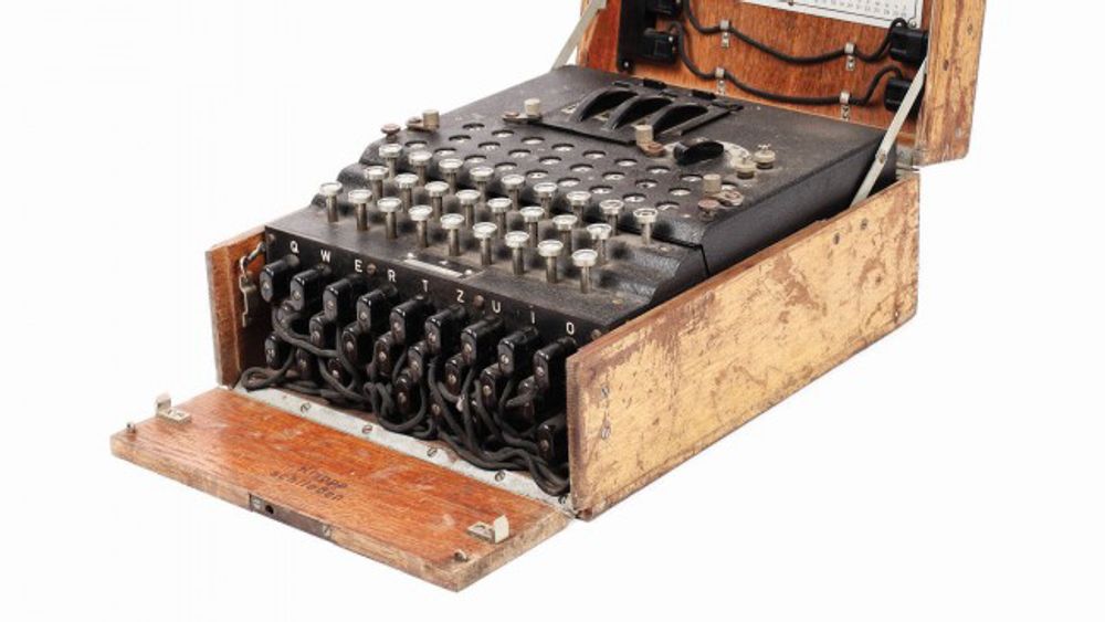 Enigma 1-maskinen som ble funnet. Her avbildet av auksjonshuset.