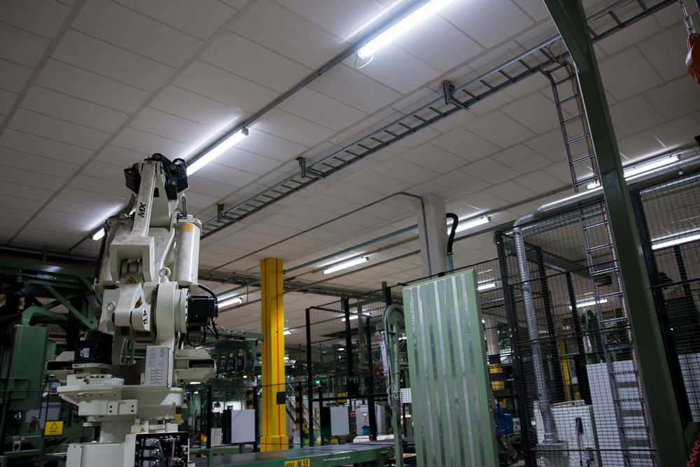 Glava har oppgradert til LED-belysning i store deler av fabrikken, noe som sparer energi.