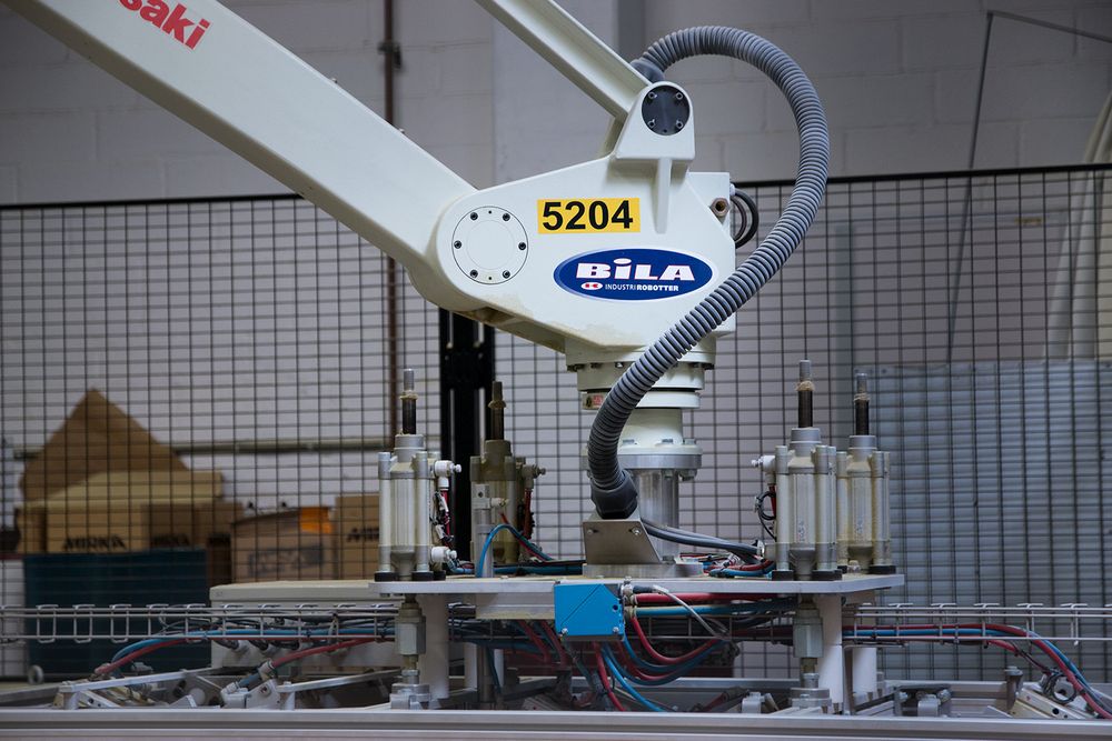 Roboter sørger for at mye av produksjonen foregår effektivt.