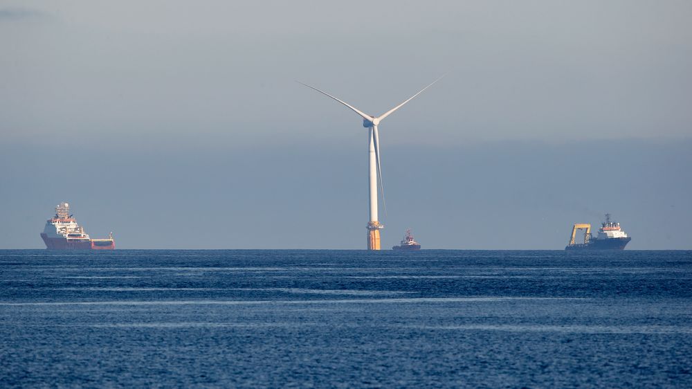 I alt fem gigantiske, flytende havvindturbiner slepes nå fra Stord til kysten av Skottland. Hver av dem veier over 12.000 tonn og stikker 125 meter opp over havoverflaten.