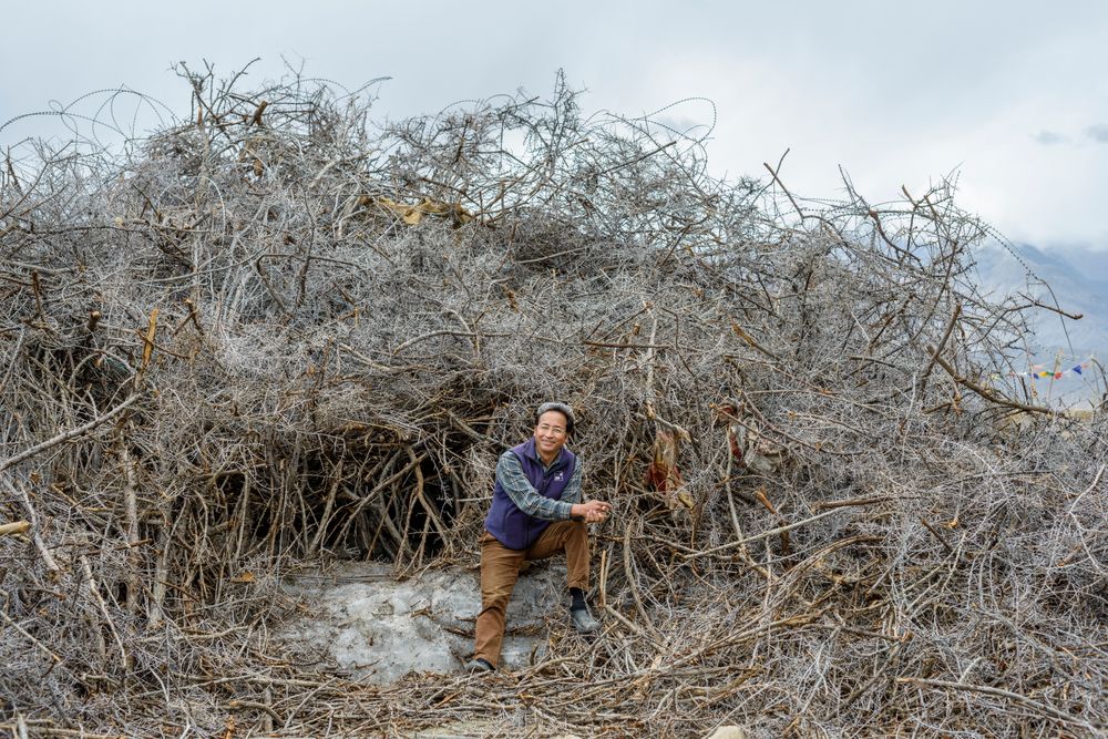 Sonam Wangchuk bruker naturlige materialer som busker som utgangspunkt for isformasjonen.