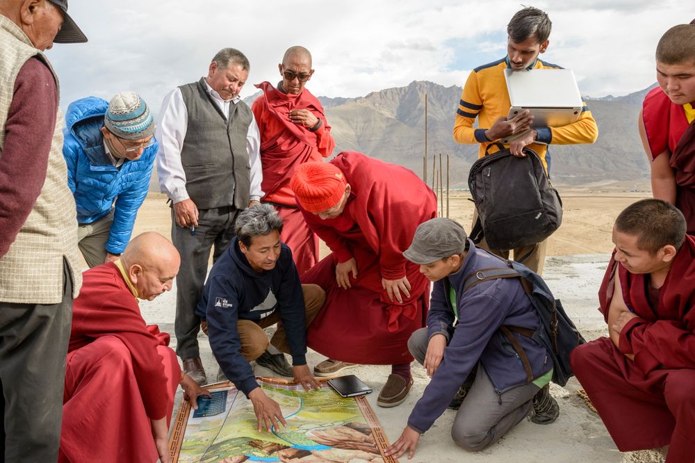 Sonam Wangchuk viser frem byggeplanen for munker og kolleger.