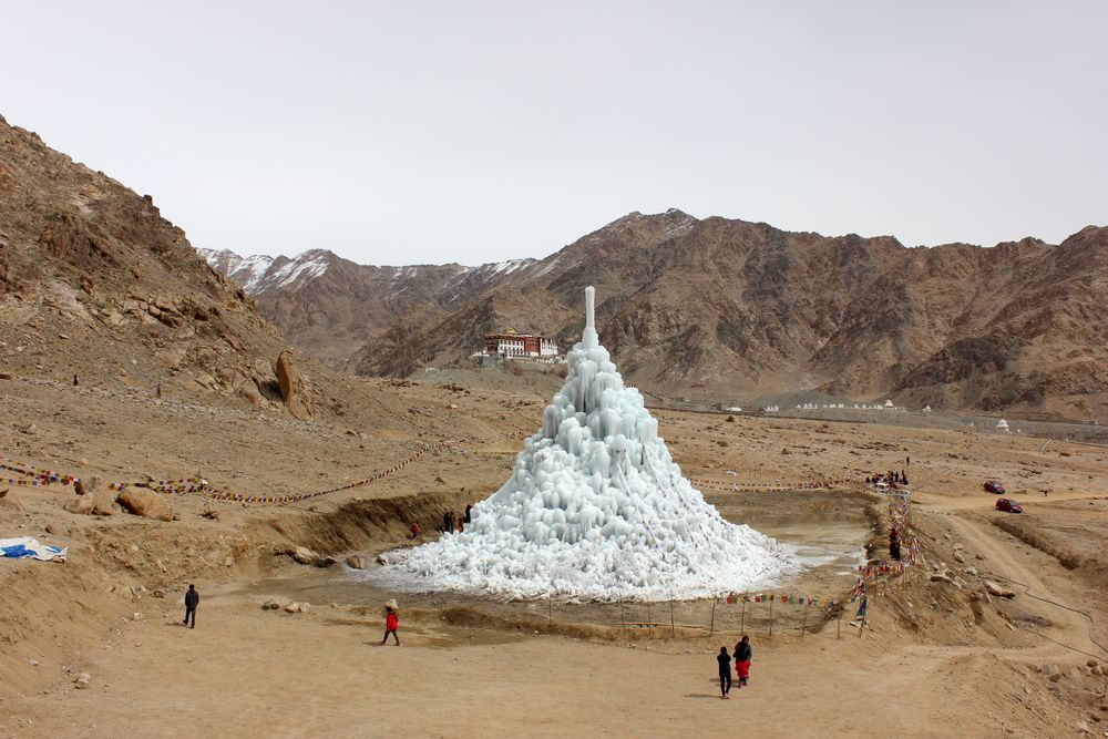 Sent på våren smelter isen fra is-stupaen og gir vann til avlingene i området.