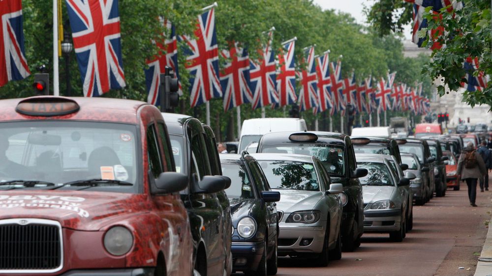 Storbritannia forbyr diesel- og bensinbiler fra 2040 for å bedre luftkvaliteten, da spesielt i byene. Her langs The Mall i London.