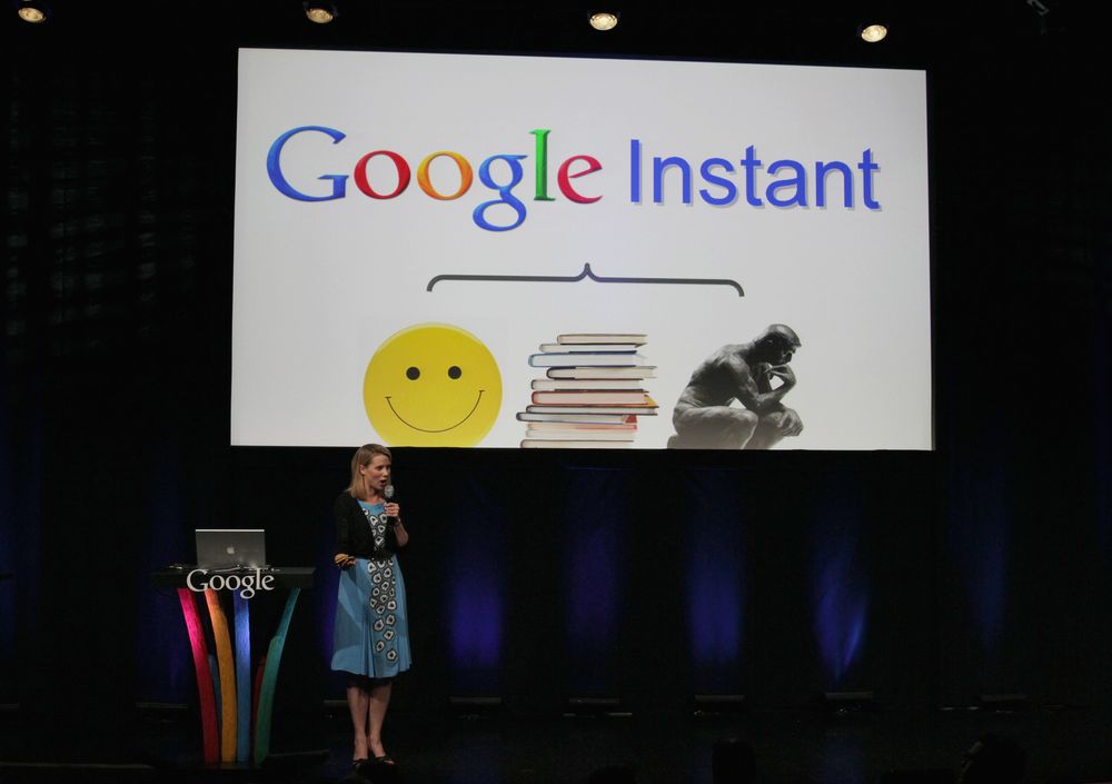 Marissa Mayer, daværende direktør for søk og brukeropplevelser i Google, trakk fulle hus til en egen pressekonferanse for lansering av Instant-søket i 2010. Nå syv år senere blir funksjonen lagt ned.