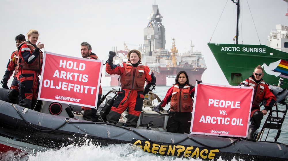 Greenpeace-aktivister demonstrer mot norsk oljeboring ved oljeplatformen Statoil Songa Enabler i Barentshavet.