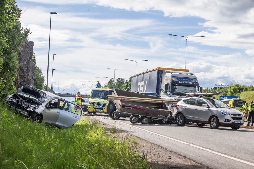Flere personer er skadet etter at en trailer kjørte inn i tre personbiler og en minibuss som sto i kø på E18 ved Bentsrudkrysset i Vestfold i juni.