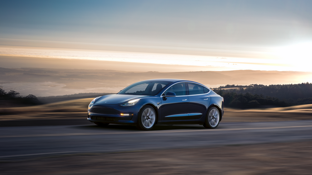 Tesla Model 3 kommer nå i en rimelig utgave i Norge.