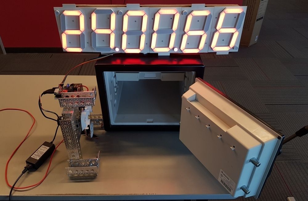 Roboten SparkFun Safe Cracker klarer å åpne visse typer safer med mekanisk kombinasjonslås på mindre enn 73 minutter.