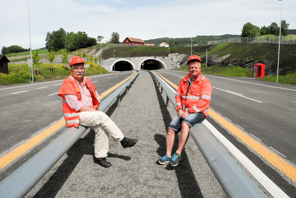 Prosjektleder Sturla Elvsveen sammen med byggeleder for veg, John Bekken, foran tunnelinnslaget på toløpstunnelen som går rett under Gran sentrum.