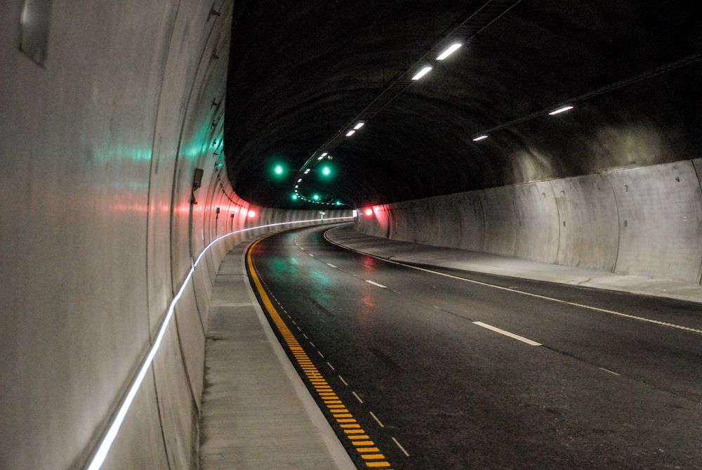 Tunnelløpene går i sving, og har derfor fått utvidet bredde for å sikre sikre nødvendig sikt for trafikken som går i 100 km/t.