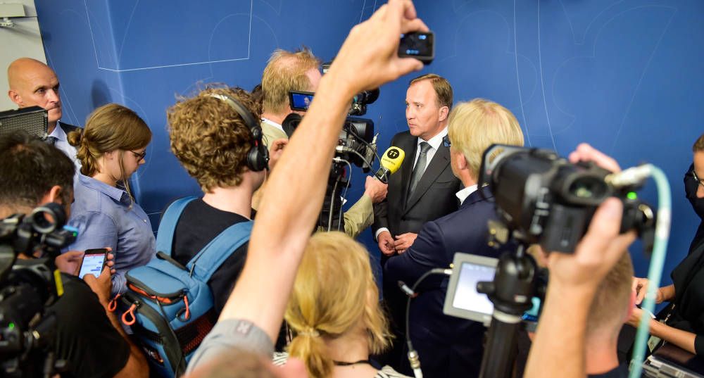 Statsminister Stefan Löfven holder pressekonferanse i forbindelse med at sensitive opplysninger er på avveie fra det svenske transporttilsynet.