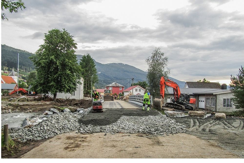 Fra reparasjonsarbeidene de første dagene etter flommen.