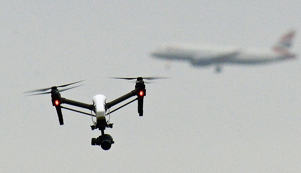 Illustrasjonsfoto. Bildet viser en drone avbildet over Hanworth-parken i Vest-London.