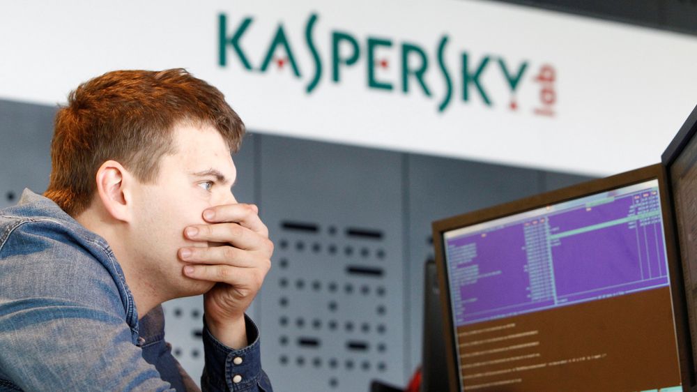 Kaspersky Lab er godt fornøyde med endringene Microsoft lover i Windows 10. Bildet viser en ansatt ved det russiske selskapets viruslab i Moskva.