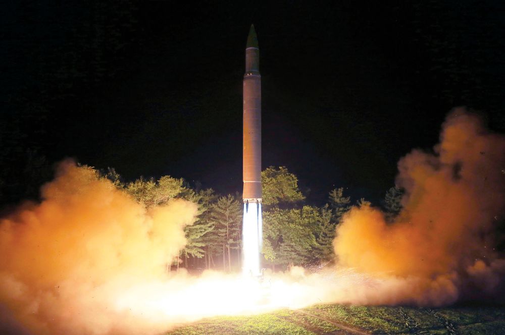 Nordkoreanske myndigheter distribuerte i slutten av juli dette bildet som skal vise nok en prøveoppskyting av et interkontinentalt ballistisk missil av typen Hwasong-14.