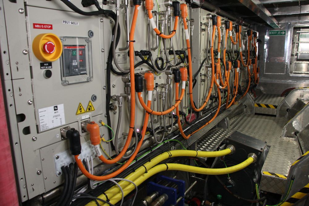Hybrid havbruksbåt. En batteripakke fra PBES på 90 KWh er plassert i hvert sitt skrog på Elfrida. Siemens var systemintegrator.