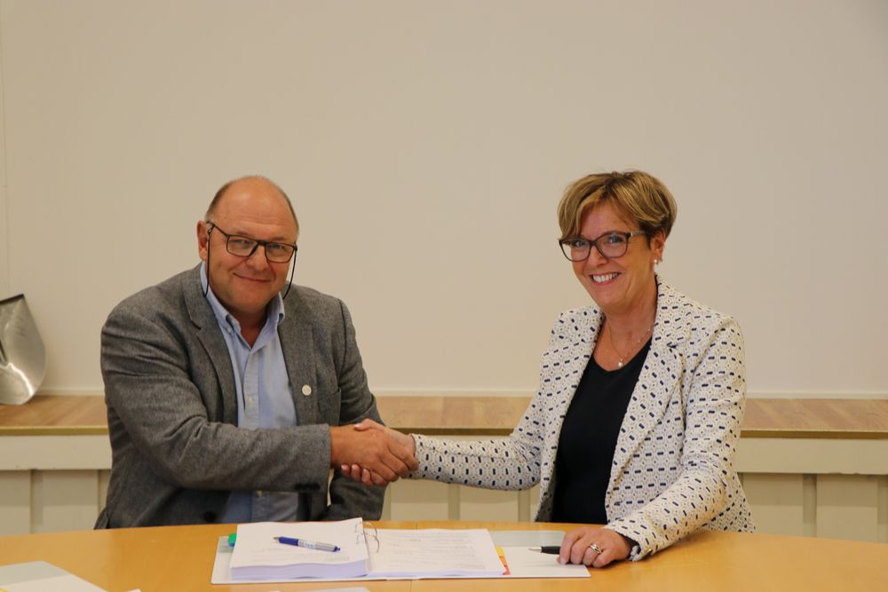 Steinar Myhre, konserndirektør Skanska, og Berit Brendskag Lied, regionvegsjef SVV under signeringen av fylkesveg 17