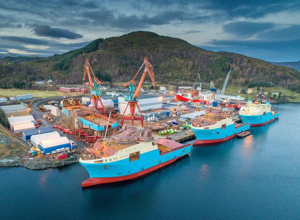 Tre av seks ankerhåndteringsfartøy ligger til utrustning ved Kleven i Ulsteinvik tildigere i år. Per august 2017 er to levert. 