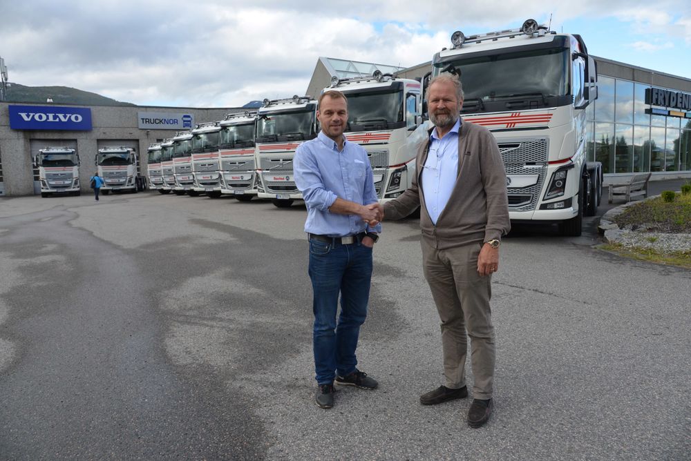 Selger og Volvos egen ”verdensmester” på salg av FH16 750, Jan Erik Roset gratulerer Kjell Arne Aurstad med de nye bilene og takker for ordren.