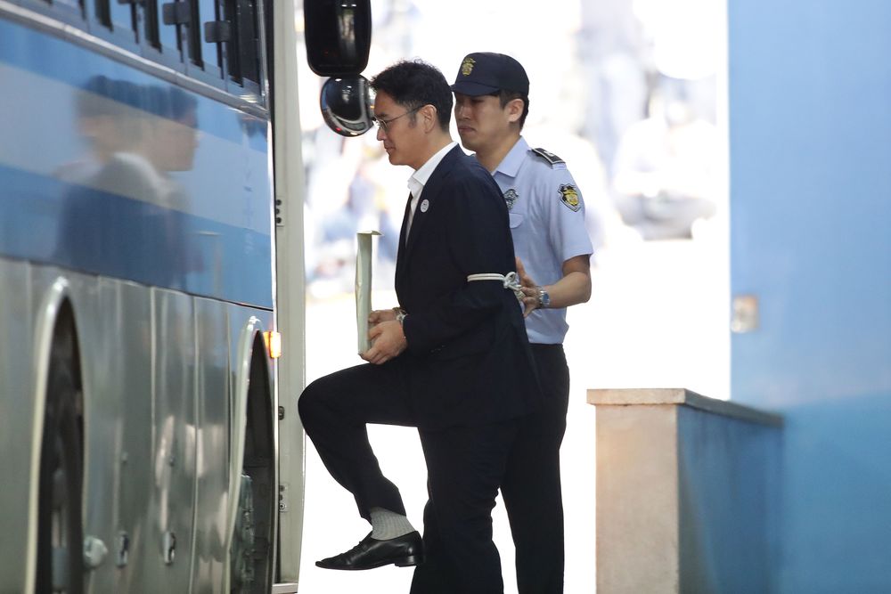 Samsung-arving Lee Jae-yong er dømt til fem års fengsel.