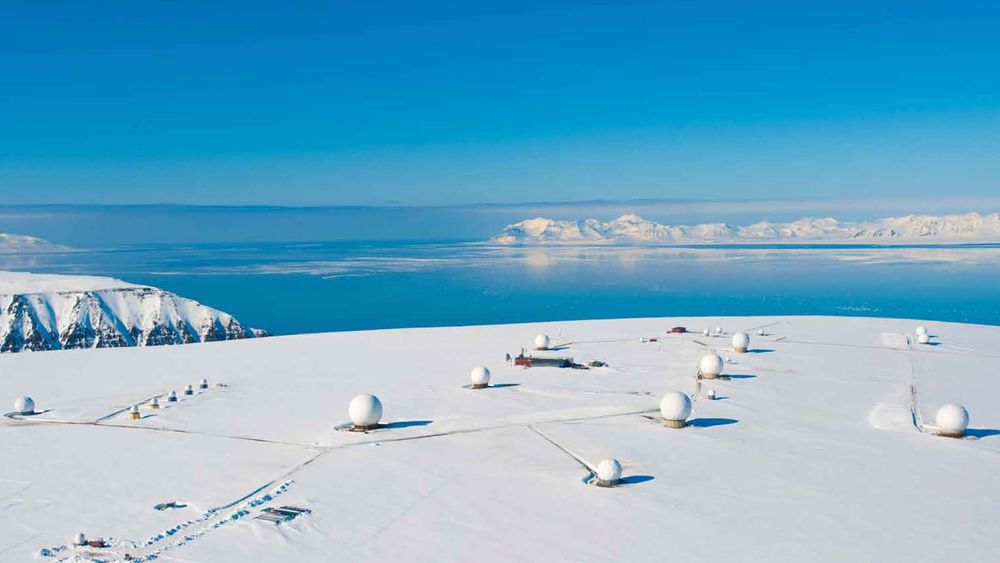 Sjøkabelen fra Svalbard til fastlandet er laget for å frakte til land data som hentes ned her ved antennestasjonen SvalSat på Platåberget utenfor Longyearbyen. Kabelen i seg selv er såvidt lønnsom, men har skapt næringsvirksomhet både på Svalbard og i Tromsø.