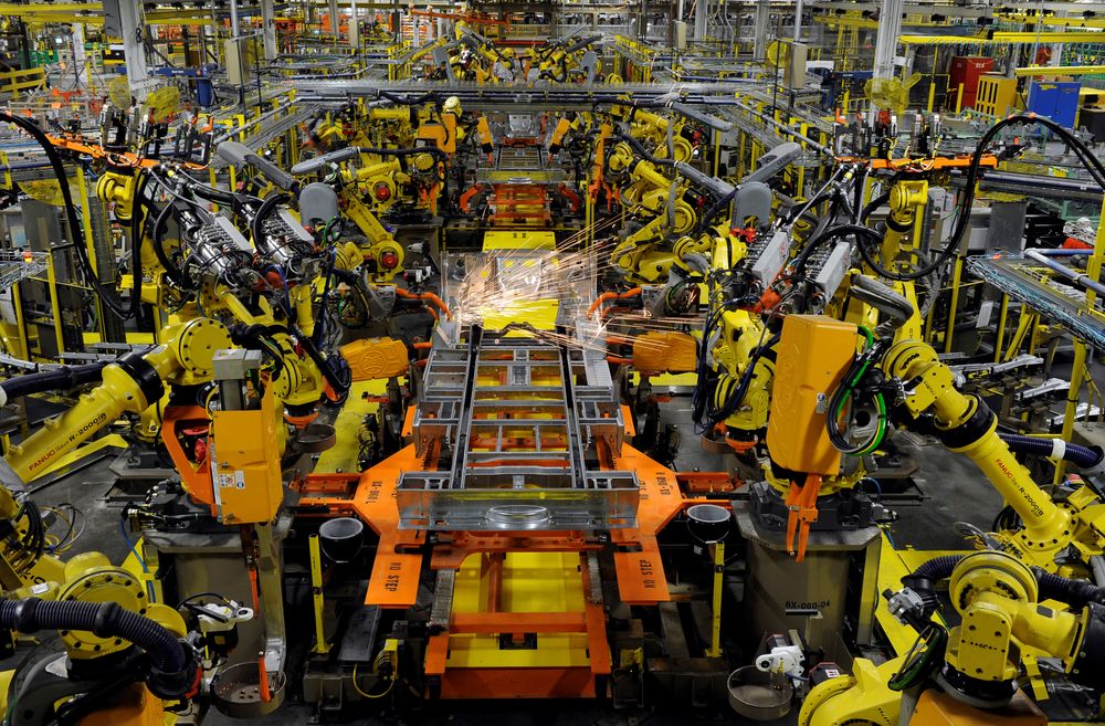 Robotiske armer sveiser chassis ved Ford Claycomo Assembly Plant i  Claycomo, Missouri i USA.
