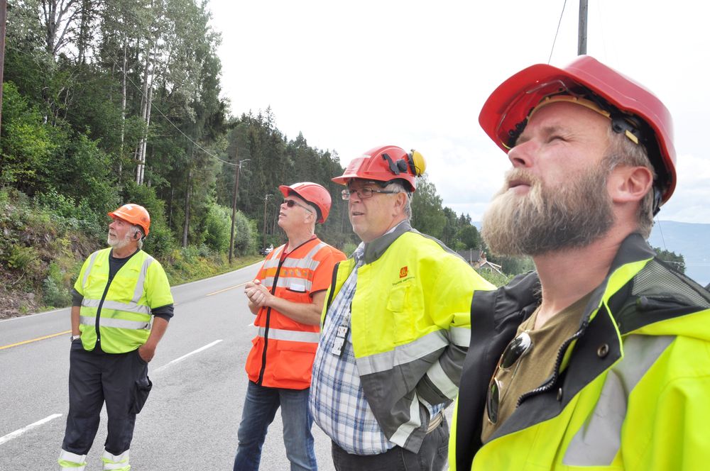 Kikker med spenning på monteringen, f.v. Odd Hagberg i Nettservice, byggeleder Ståle Fredheim i Statens vegvesen, Ottar Bjørnstad og Ragnar Gjermundrød i Statens vegvesen