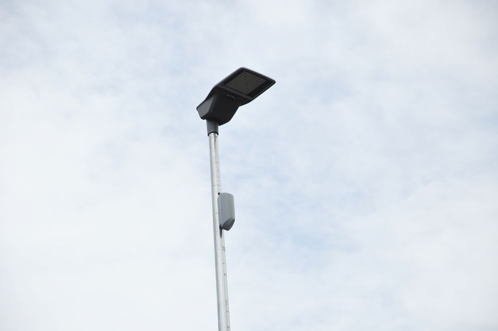 Nytt gatelys(LED) med radar(grå boks under)