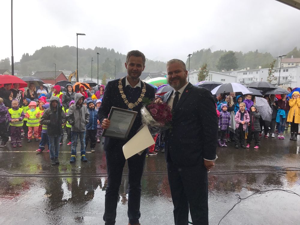 Statssekretær Tom Cato Karlsen kunne tirsdag 29. august overrekke prisen "Årets trafikksikkerhetskommune 2017" til Kvinesdal kommune og ordfører Per Sverre Kvinlaug.