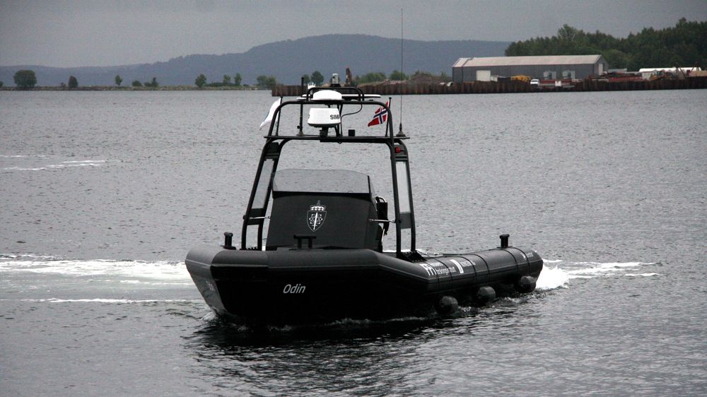 Odin er programmert til å kartlegge havbunnen på jakt etter miner. Den legger selv opp ruten. Et objekt, en hindring, er plassert ut. Ved hjelp av antikollisjonssystem som tolker informasjon fra radar og lidar, oppdages det og fartøyet styrer rundt. Bunnkartleggingen avbrytes ikke.