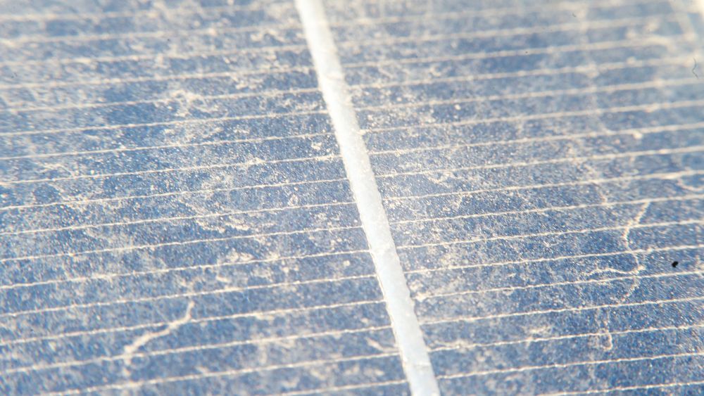 Støv som legger seg på panelene kan bli et mareritt for de støre solcelleparkene dersom det fører til en stor reduksjon i produksjonen. Her ligger sanden på panelene i Sør-Afrika. Foto: IFE.