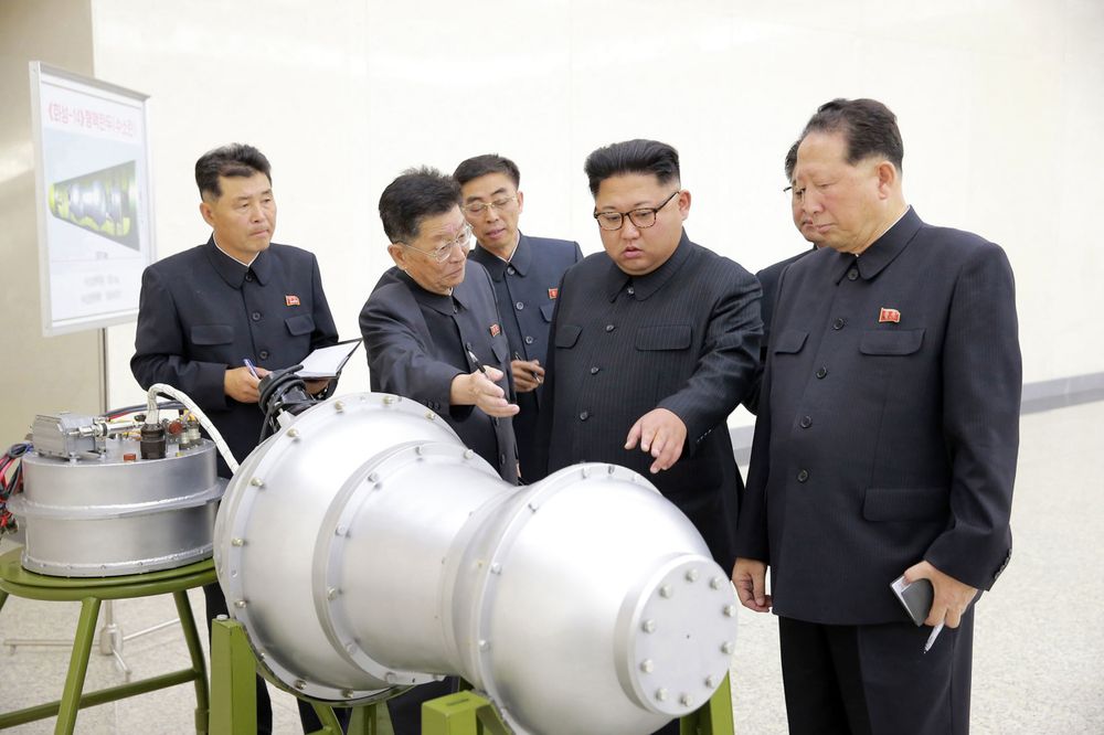Nord-Korea kan ha gjennomført en kjernefysisk prøvesprenging. Nord-Korea har utviklet en hydrogenbombe som kan festes til den nye interkontinentale raketten landet har utviklet, meldte det nordkoreanske nyhetsbyrået KCNA tidligere søndag. Her er landets leder Kim Jong-un fotografert under en inspeksjon søndag.