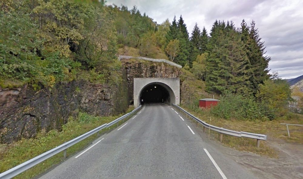 Dette er søndre protal til den 656 meter lange Røneidtunnelen i Luster. Den skal strosses for å heve fri høyde til 4,2 meter.