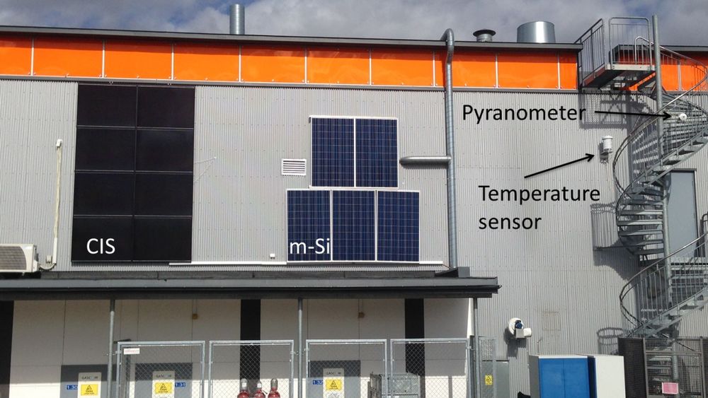 To ulike typer solcellepanel montert, vertikalt, på veggen på Kjeller. De skal begge, offisielt, produsere 1,3 kW hver. Foto: IFE.
