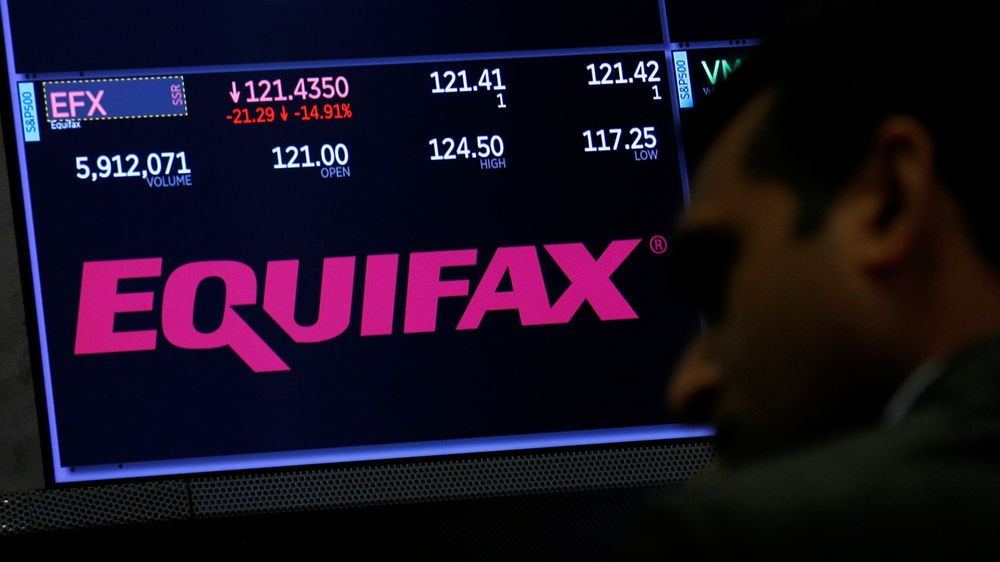 Aksjekursen til Equifax stupte etter at de digre datainnbruddet hos selskapet ble kjent i forrige uke.