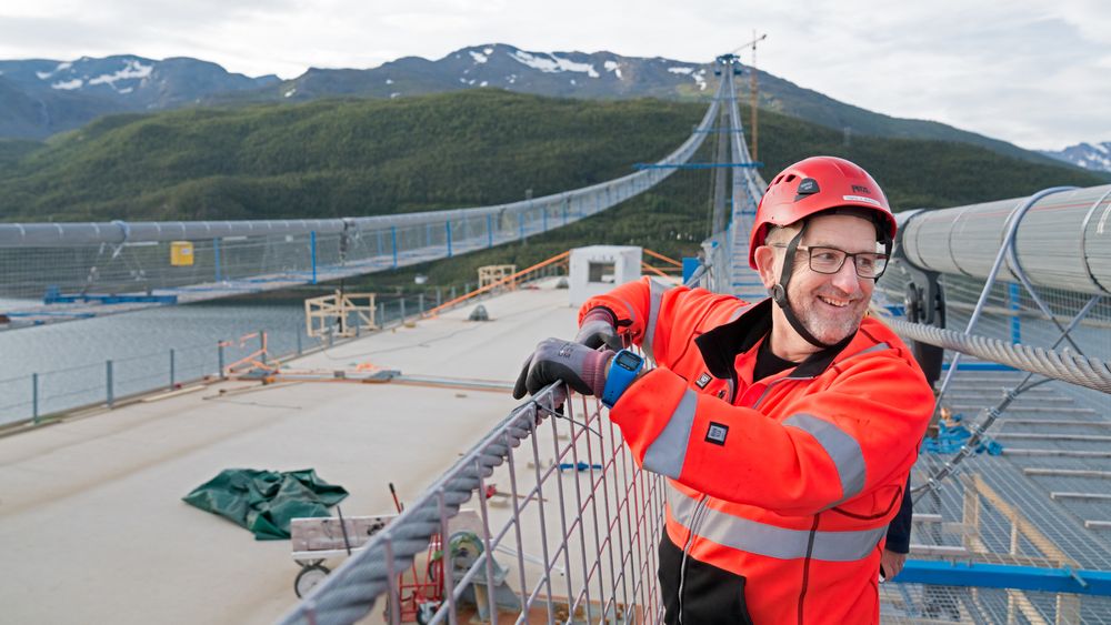 Fungerende prosjektleder, Hans Jack Arntzen, viser stolt frem de første brukassens om har kommet på plass på Hålogalandsbrua.