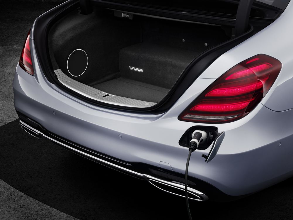 Mercedes-Benz S 560 e, Exterieur: diamantsilber, Interieur: Leder schwarz;Kraftstoffverbrauch kombiniert: 2,1 l/100 km; Elektrischer Energieverbrauch: 15,5 kWh/100 km; CO2-Emissionen kombiniert: 49 g/km*

Mercedes-Benz S 560 e, exterior: diamond silver, interior: leather black;Fuel consumption, combined: 2.1 l/100 km; Electric power consumption: 15.5 kWh/100 km; Combined CO2 emissions: 49 g/km*