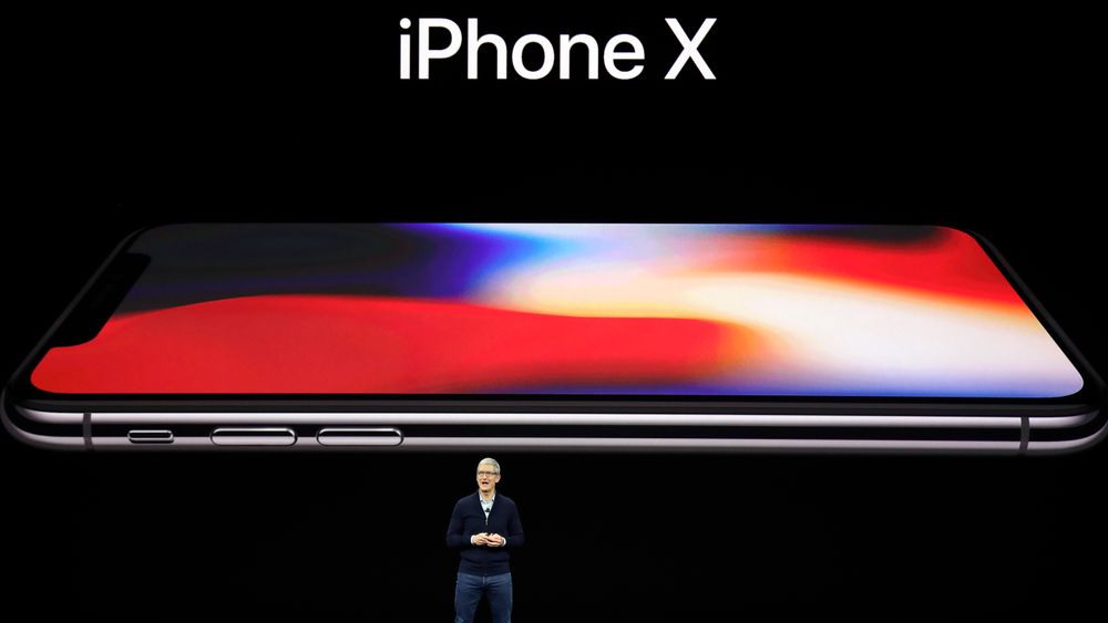 Apple-sjef Tim Cook viser frem den nye iPhone X-modellen.