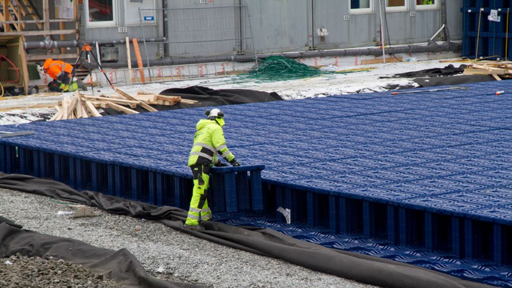 Utfordringer knyttet til overvann vil bli stadig større i årene som kommer, på grunn av klimaendringer og stadig tettere befolkning. En løsning kan være fordrøynings- og infiltrasjonsanlegg. Her installeres et slikt anlegg på nye Luhr skole.