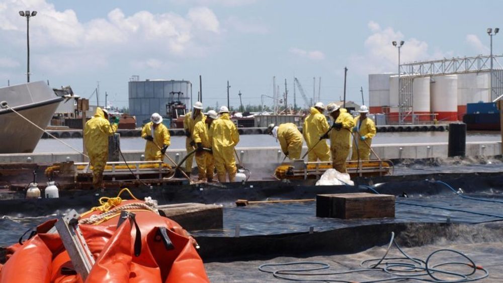 Fotoet er fra mai 2010, da arbeidere i havna i Venice i staten Louisiana vasker olje og dispergeringsmidler av utstyr ved hjelp av høytrykksspyling.