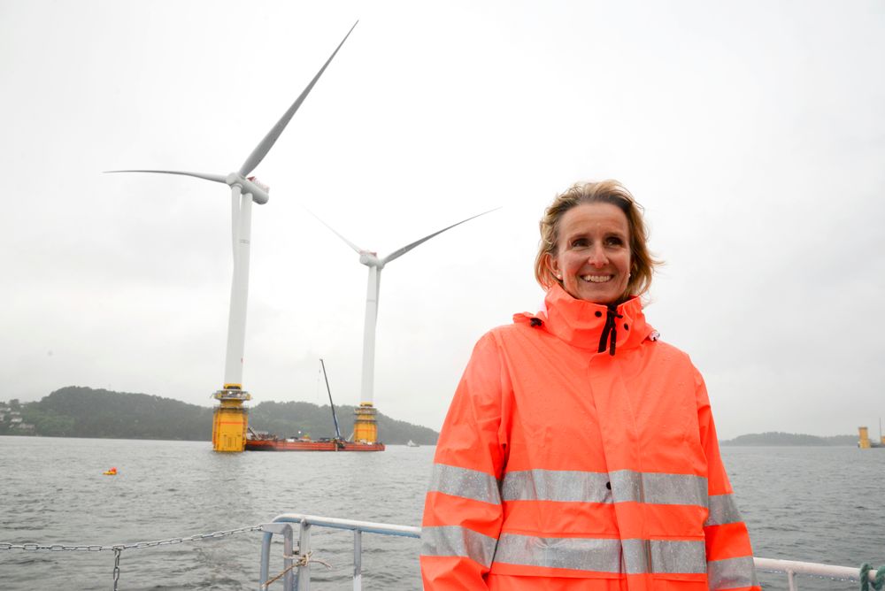 Hywind: Irene Rummelhoff inspiserte verdens første og største flytende turbiner da de var ferdig koblet sammen utenfor Stord. På grunn av totalhøyden på 253 meter må de taues sjøveien til Skottland.