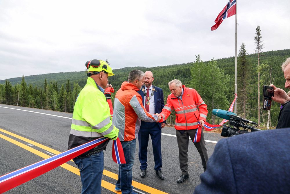 Statssekretær Tom Cato Karlsen klippet snoren og åpnet de to første delstrekningene av E6 Helgeland nord. F.v. konserndirektør Albert Hæhre, Hæhre Entreprenør AS, statssekretær Tom Cato Karlsen, Rana-ordfører Geir Waage og regionvegsjef Torbjørn Naimak.