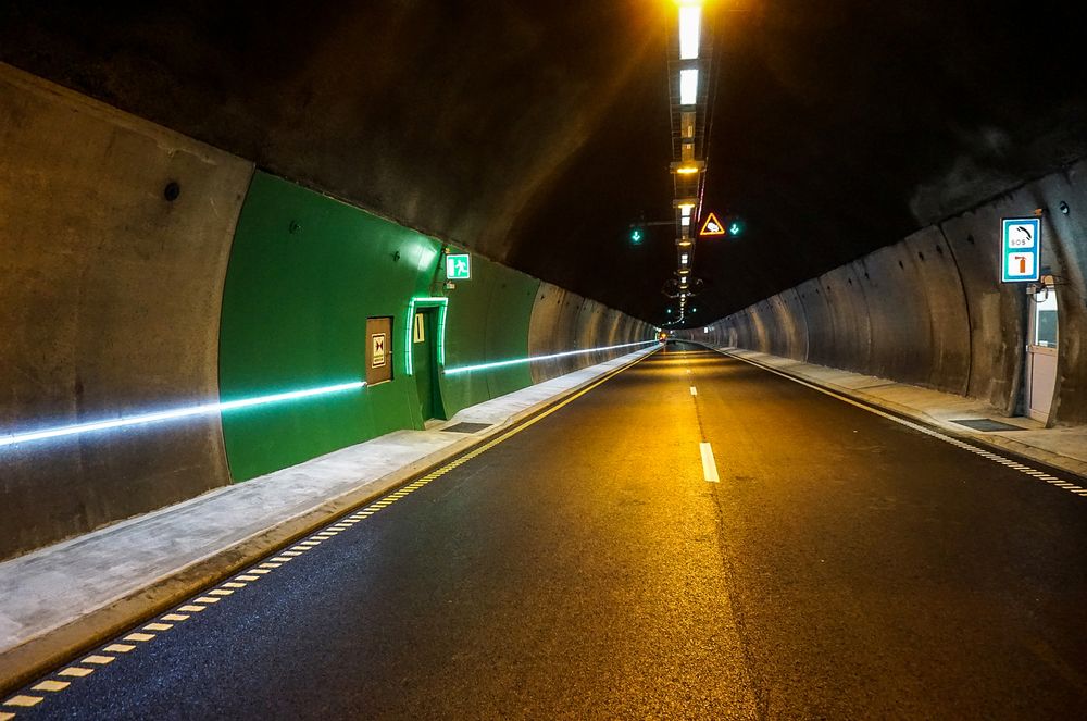 Nye Led ledelys er en del av det omfattende sikkerhetsutstyret som nå er på plass i Granfosstunnelen.