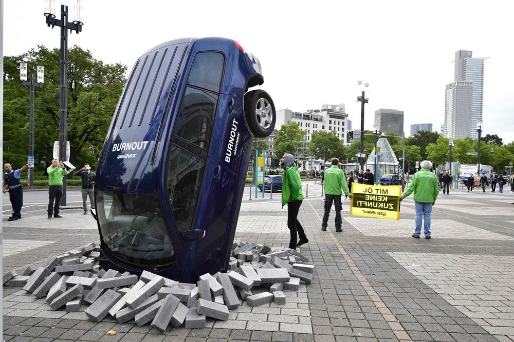 Aktivister fra Greenpeace demonstrerer i Frankfurt mot det de mener er klimaskadelig bilindustri.