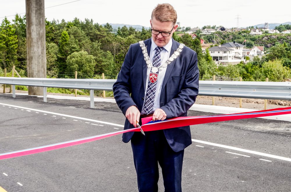 Fungerende fylkesordfører Pål Kårbø klipte snora og erklærte den nye vegen for offisielt åpnet.