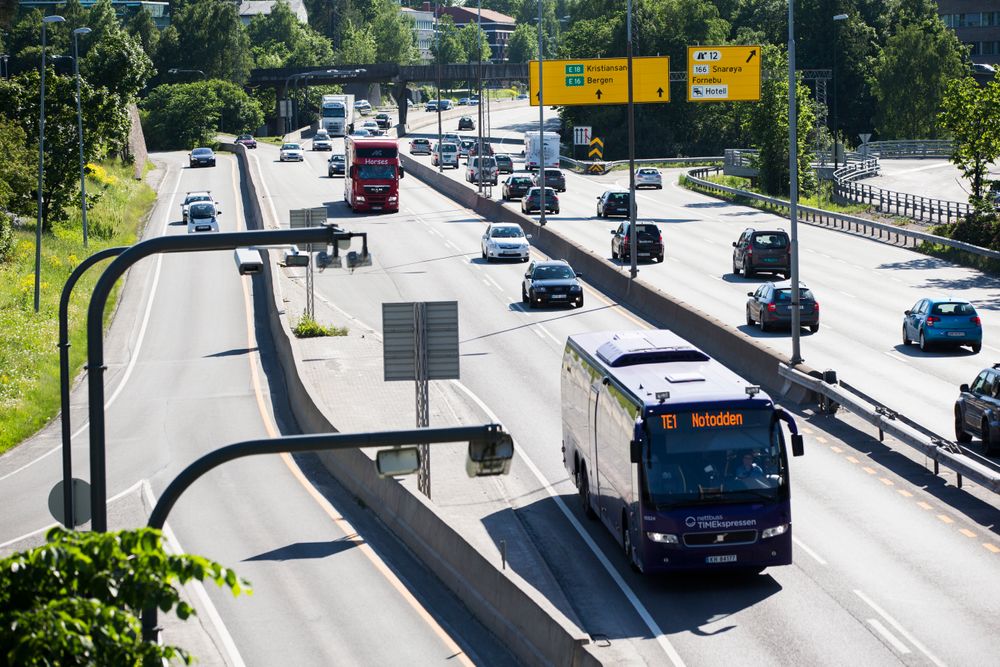 Fra søndag blir det ene av de tre kjørefeltene på E18 mellom Lysaker og Sandvika vest for Oslo gjort om til kollektivfelt.