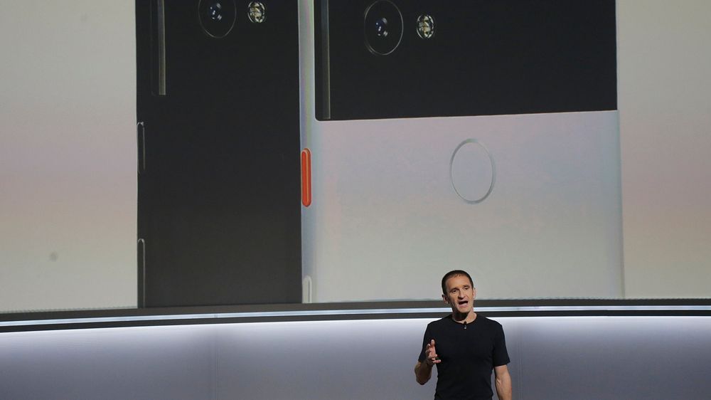 Googles Mario Queiroz presenterte onsdag den nye telefonen Pixel 2 XL.