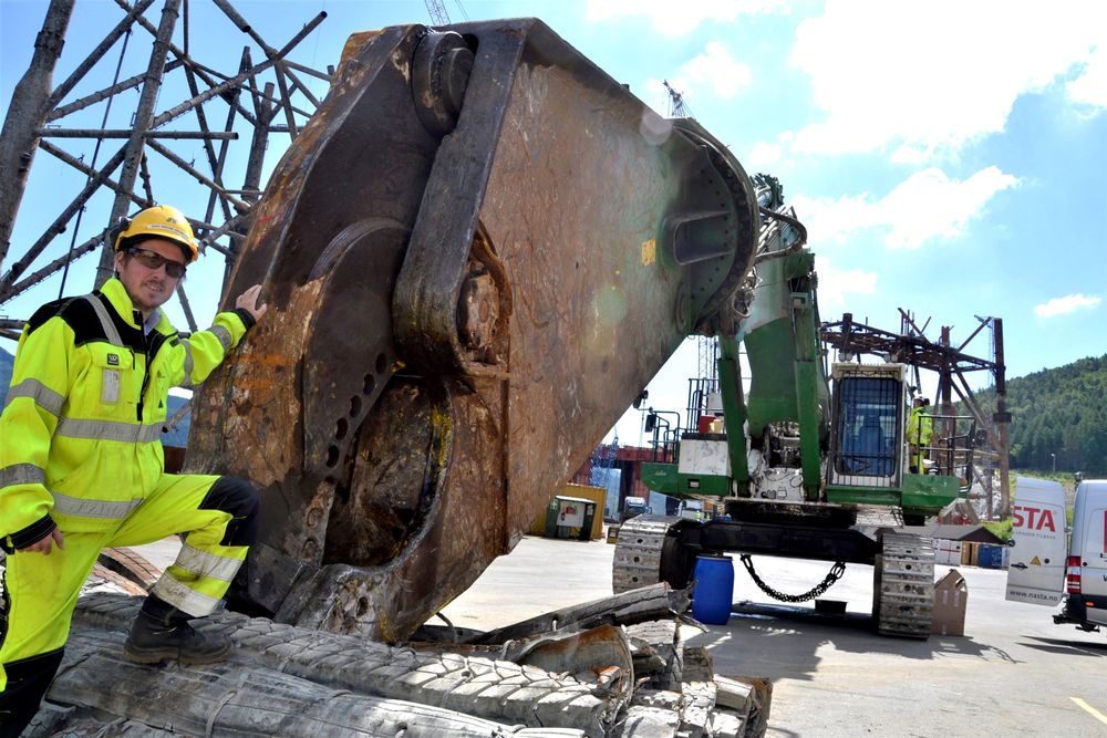 Kraftig saks: Ved basen i Vats kan prosjektdirektør Odd Magne Grøntvedt hos AF Offshore Decom vise fram denne gigantiske gravemaskinen som med sin hydrauliske saks kan klippe gjennom 40 millimeter tjukke stålplater. (Foto: Thomas Førde)